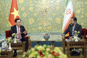 Chủ tịch Quốc hội Vương Đình Huệ tiếp Tỉnh trưởng Isfahan Reza Mortazavi. (Ảnh: Doãn Tấn/TTXVN)