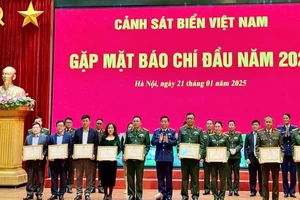 Trung tướng Bùi Quốc Oai, trao Bằng khen tặng các tập thể, vì đã có thành tích xuất sắc trong công tác phối hợp tuyên truyền biển, đảo và Lực lượng Cảnh sát biển Việt Nam năm 2024.