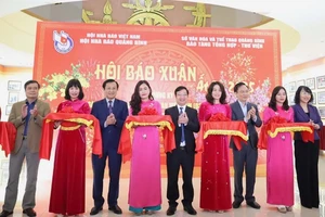 Các đại biểu cắt băng khai trương Hội báo Xuân Ất Tỵ năm 2025 của tỉnh Quảng Bình.