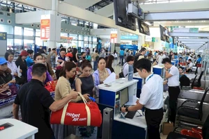 Hành khách làm thủ tục tại Cảng Hàng không quốc tế Nội Bài.