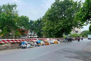 Rác dồn ứ tại kênh 19/5, phường Bình Hưng Hòa, quận Bình Tân, Thành phố Hồ Chí Minh. 