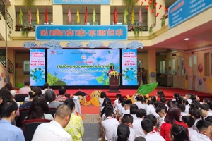 Cô Nguyễn Diệu Ánh, Hiệu trưởng Trường tiểu học Trần Nhật Duật phát biểu tại lễ tổng kết dự án.