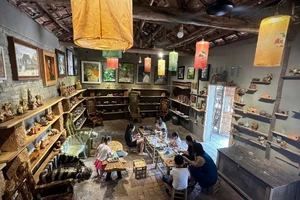 Không gian sáng tạo Phát Studio thu hút khách du lịch bởi những sáng tạo nghệ thuật mang đậm chất làng quê.
