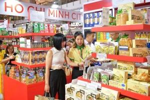 Khách tham quan gian hàng trong khuôn khổ Tuần hàng Việt Nam tại Bangkok (Thái Lan).