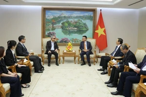 Phó Thủ tướng Lê Thành Long tiếp Giám đốc điều hành The Vietnam Foundation. (Ảnh: TTXVN)