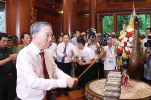 Tổng Bí thư Tô Lâm dâng hương tại Khu di tích quốc gia đặc biệt Kim Liên. (Ảnh: Thống Nhất/TTXVN)