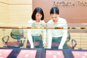 Vàng miếng được bán tại một chi nhánh của Ngân hàng Agribank. (Ảnh: THÚY ANH)