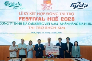 Carlsberg Việt Nam trao biển tài trợ tượng trưng cho tại buổi lễ.
