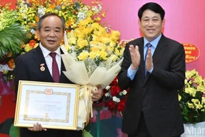 Chủ tịch nước Lương Cường trao Huy hiệu 40 năm tuổi Đảng cho đồng chí Lê Khánh Hải.
