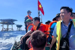 Các phóng viên trong chuyến công tác tại quần đảo Trường Sa và Nhà giàn DK1. (Ảnh: MINH QUYẾT) 
