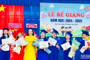 Cô Nguyễn Thị Nguyệt, Hiệu trưởng Trường tiểu học Phùng Ngọc Liêm (thành phố Bạc Liêu) trao Giấy khen cho các học sinh có thành tích xuất sắc 5 năm liền (2020-2025).