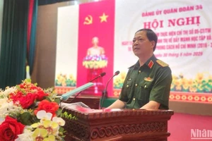 Trung tướng Đào Tuấn Anh, Phó Bí thư Đảng ủy, Tư lệnh Quân đoàn 34 phát biểu chỉ đạo Hội nghị. (Ảnh: ĐÌNH TĂNG)