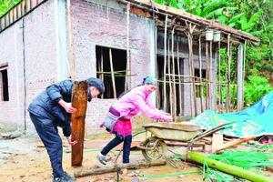 Ngôi nhà của gia đình chị Vàng Thị Dở (thôn Phéc Bủng, xã Bản Phố, huyện Bắc Hà, tỉnh Lào Cai) đang dần hoàn thiện.