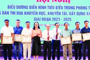 Lãnh đạo tỉnh Nghệ An trao giấy khen tặng các cá nhân có thành tích xuất sắc trong công tác khuyến học, khuyến tài, xây dựng xã hội học tập.