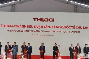 Lãnh đạo tỉnh Quảng Nam thực hiện nghi thức khánh thành Dự án mở rộng và nâng cấp bến cảng Chu Lai