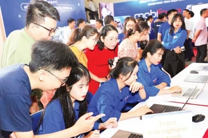 Thanh niên, sinh viên tìm hiểu và trải nghiệm các phần mềm công nghệ số tại lễ phát động “Bình dân học vụ số” do tỉnh Điện Biên tổ chức.