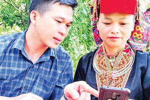 Thành viên tổ công nghệ số cộng đồng tỉnh Thái Nguyên hướng dẫn người dân cài đặt ứng dụng trên điện thoại để phục vụ cuộc sống.