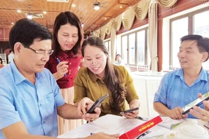 Khách hàng sử dụng tính năng quét mã QR trên hệ thống bản đồ nông sản số để tra cứu thông tin về sản phẩm.