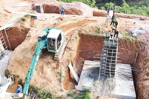 Trên địa hình hiểm trở, đơn vị thi công khẩn trương đào hố và đổ móng cột đúng tiến độ.