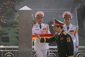 Đại tướng Phan Văn Giang, Ủy viên Bộ Chính trị, Phó Bí thư Quân ủy Trung ương, Bộ trưởng Quốc phòng tô son cột mốc 1116.