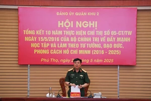 Trung tướng Phạm Đức Duyên, Bí thư Đảng uỷ, Chính uỷ Quân khu 2 phát biểu tại hội nghị.