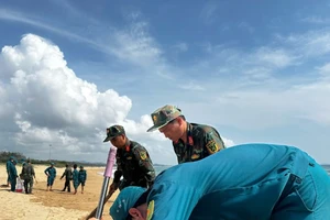 Lực lượng chức năng của tỉnh Phú Yên vẫn thu gom dầu vón cục.