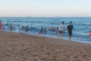 Bãi biển thành phố Tuy Hòa, tỉnh Phú Yên, nơi thu hút rất đông du khách.