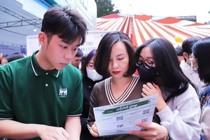 Học sinh tìm hiểu thông tin tại Ngày hội tư vấn tuyển sinh-hướng nghiệp 2025 tại Trường Quản trị và Kinh doanh (Đại học Quốc gia Hà Nội).