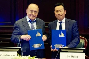 Giám đốc Đại học Quốc gia Hà Nội Lê Quân và Giám đốc MSU Victor Antonovich Sadovnichy đã ký kết văn bản thỏa thuận hợp tác giữa hai đại học. (Ảnh: VNU) 
