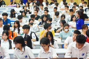Hàng nghìn học sinh, phụ huynh tham gia chương trình tư vấn tuyển sinh, giải đáp thắc mắc mùa thi. 