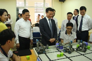 Bộ trưởng Khoa học và Công nghệ Nguyễn Mạnh Hùng thăm phòng thực hành giáo dục STEM của Trường trung học phổ thông chuyên Đại học sư phạm Hà Nội. 