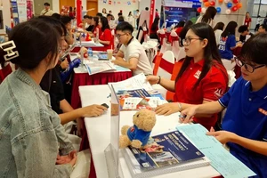Học sinh tìm hiểu thông tin tại Đại học Kinh tế Quốc dân. (Ảnh: THÚY QUỲNH)