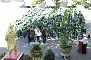 Cán bộ, sinh viên Đại học Quốc gia Thành phố Hồ Chí Minh dâng hương Tượng đài Trần Hưng Đạo.