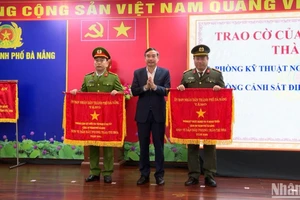 Phó Bí thư Thành ủy, Chủ tịch Ủy ban nhân dân thành phố Đà Nẵng Lê Trung Chinh trao Cờ thi đua của cho các đơn vị. (Ảnh: ANH ĐÀO)