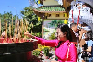 Chùa Linh Ứng đón hàng ngàn lượt người dân, du khách đến tham quan, dâng hương đầu năm mới Ất Tỵ 2025.(Ảnh: ANH ĐÀO)