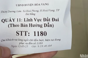 Người dân đến làm thủ tục liên quan đến đất đai rất đông và bấm số thứ tự sáng ngày 12/5 tại huyện Hòa Vang. (Ảnh: ANH ĐÀO)