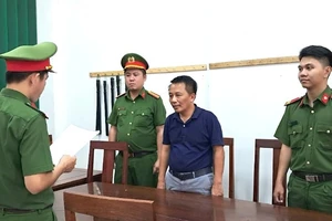 Cơ quan Cảnh sát điều tra Công an Đà Nẵng đọc lệnh bắt tạm giam Nguyễn Sĩ Khoa. (Ảnh: Công an cung cấp)