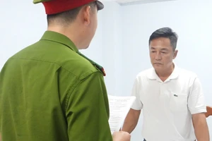 Cơ quan điều tra tống đạt các quyết định khởi tố, bắt tạm giam ông Phạm Chiến Thắng. (Ảnh: Công an cung cấp)