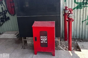 Hệ thống phòng cháy, chữa cháy phía ngoài tòa nhà, ảnh chụp sáng ngày 22/5. (Ảnh: ANH ĐÀO)