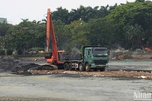 Đơn vị thi công đang triển khai nạo vét lòng hồ Công viên 29/3 (Ảnh: ANH ĐÀO)
