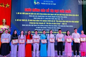 Trường đại học Sư Phạm-Đại học Đà Nẵng vinh danh các nhóm sinh viên đạt giải trong Cuộc thi “Sinh viên Khởi nghiệp-Dẫn lối tương lai 2025”. (Ảnh: ANH ĐÀO)
