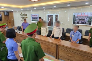Cơ quan Cảnh sát điều tra Công an thành phố Đà Nẵng tống đạt quyết định khởi tố vụ án, khởi tố bị can 3 đối tượng. (Ảnh: Công an cung cấp)