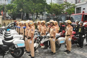 Lực lượng Công an thành phố Đà Nẵng sẵn sàng nhận nhiệm vụ phân luồng, điều tiết giao thông trong thời gian Đại lễ cung rước, tôn trí, chiêm bái xá lợi Đức Phật bảo vật Quốc gia Ấn Độ tại Đà Nẵng. (Ảnh: ANH ĐÀO)