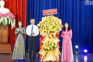 Phó Chủ tịch Hội đồng nhân dân thành phố Đà Nẵng Đoàn Ngọc Hùng Anh và Phó Chủ tịch Ủy ban nhân dân thành phố Đà Nẵng Nguyễn Thị Anh Thi trao tặng lẵng hoa chúc mừng thành tích của ngành giáo dục-đào tạo trong năm học vừa qua. (Ảnh: ANH ĐÀO)