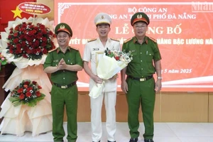 Ban Giám đốc Công an thành phố Đà Nẵng tặng hoa chúc mừng Đại tá Nguyễn Đại Đồng. (Ảnh: ANH ĐÀO)