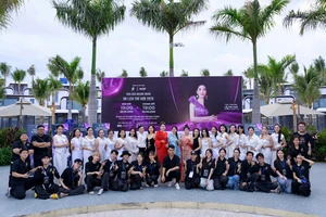 Ban Tổ chức và Đoàn các thí sinh cuộc thi Hoa hậu Doanh nhân Du lịch thế giới 2025 tại Bình Thuận.