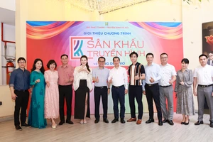 Lãnh đạo Đài Phát thanh và Truyền hình Hà Nội và các nghệ sĩ Nhà hát Kịch Hà Nội tại lễ ra mắt chương trình Sân khấu truyền hình.