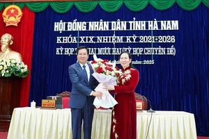 Đồng chí Lê Thị Thủy, Ủy viên Trung ương Đảng, Bí thư Tỉnh ủy, Chủ tịch Hội đồng nhân dân tỉnh tặng hoa chúc mừng ông Lê Xuân Huy được Hội đồng nhân dân tỉnh bầu giữ chức Phó Chủ tịch Hội đồng nhân dân tỉnh khóa XIX, nhiệm kỳ 2021-2026.