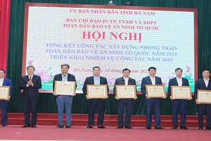 Các tập thể, cá nhân có thành tích xuất sắc trong xây dựng phong trào toàn dân bảo vệ an ninh Tổ quốc năm 2024 được Chủ tịch Ủy ban nhân dân Hà Nam tặng Bằng khen.