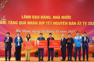 Đồng chí Chủ tịch Ủy ban Trung ương Mặt trận Tổ quốc Việt Nam trao tặng biểu trưng 500 suất quà Tết dành tặng cho hộ nghèo, công nhân lao động và người có hoàn cảnh khó khăn của tỉnh Hà Nam.